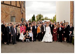 Hochzeitsgesellschaft mit allen Verwandten und Freunden am Löwenhof in Lohfelden