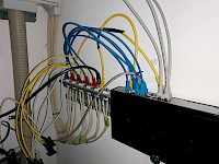 Rote Stecker am Anschlusspunkt: y-Kabel von Homeway